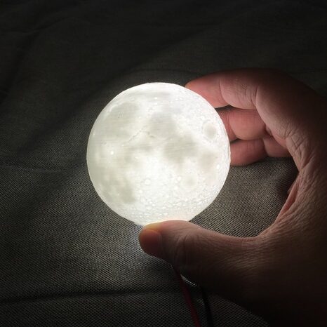 luna stampata in 3D con la tecnica della litofania e illuminata dall'interno così da esaltare i crateri e dare un effetto realistico tridimensionale