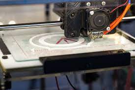 stampante 3d in opera mentre stampa un oggetto