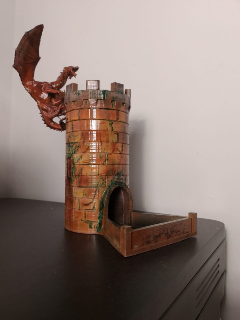 torre per lanciare i dadi per gioco di ruolo con un drago sulla sommità, stampata in 3d e colorata
